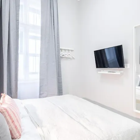 New - And Modern * Budapeste